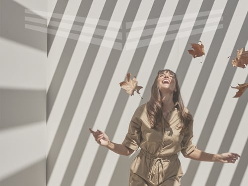 Vergola Hero Image Women Throwing Leafs