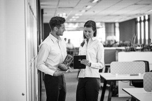 Two person talking in an office